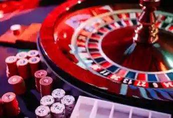 Layar slot online dengan grafik menarik di perangkat mobile